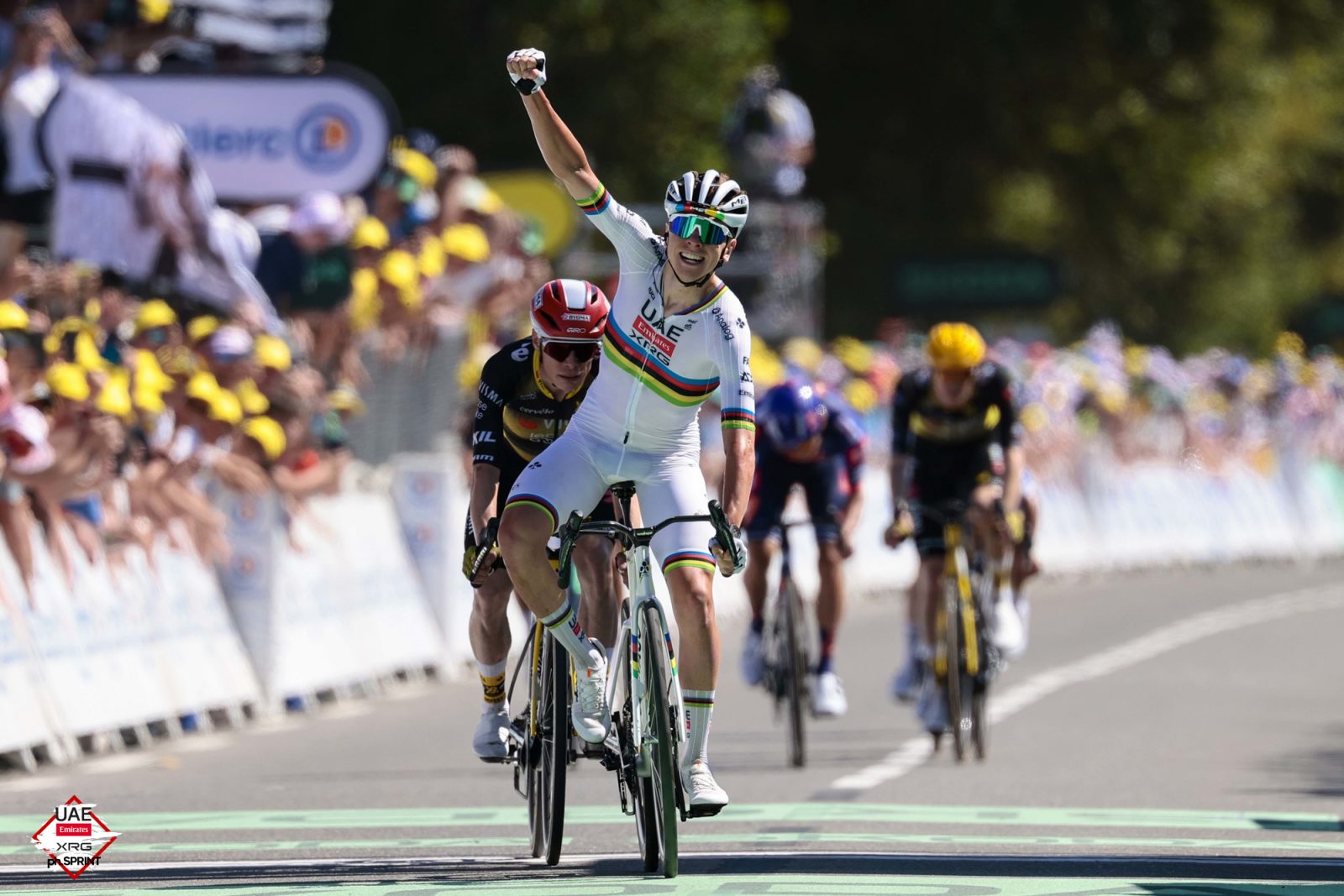 Tadej Pogačar beats Jonas Vingegaard to the finish line on stage 7
