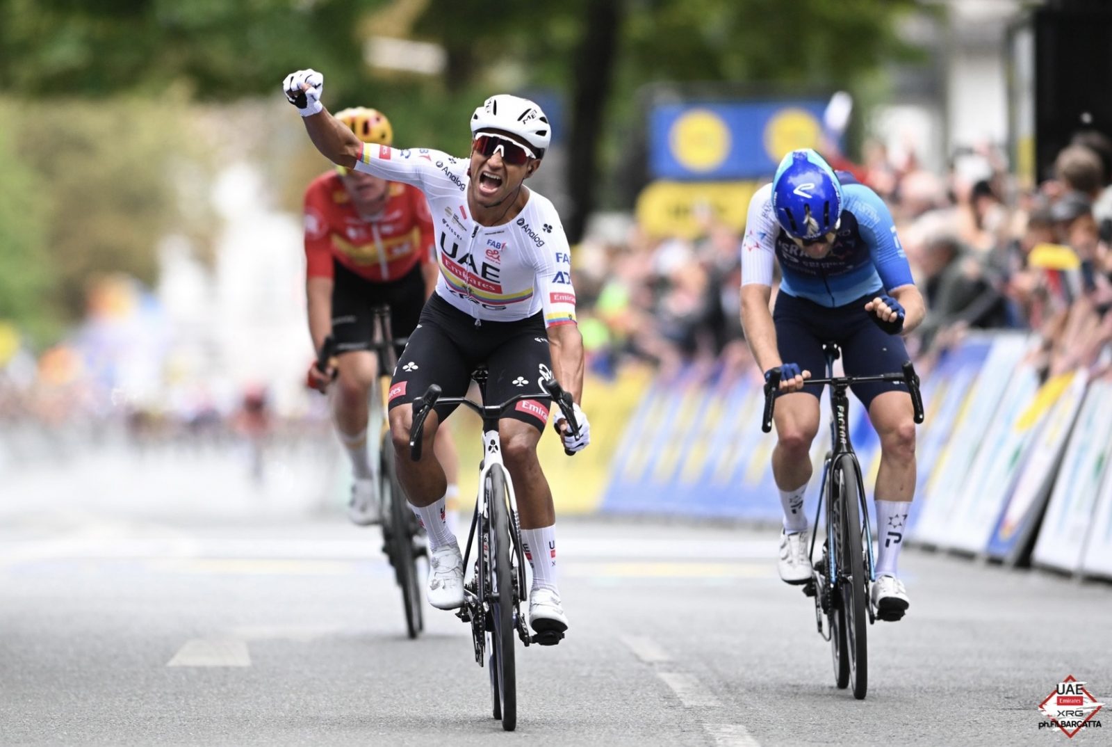 Jhonatan Narváez celebrates as Riley Sheehan rues a missed opportunity